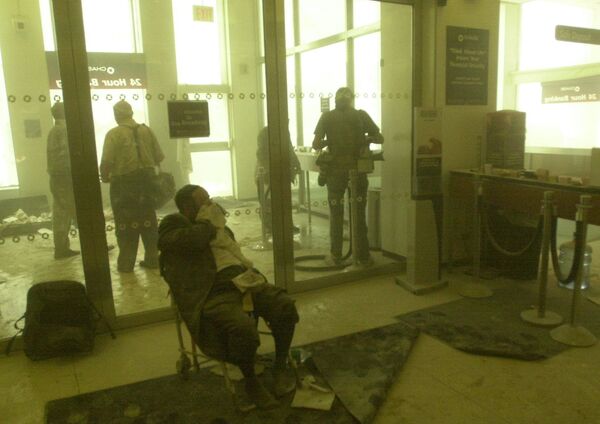 Le vol AA 11 d’American Airlines a percuté la tour nord WTC1 au niveau des étages 94-98 à 8h46. Sur la photo: homme blessé dans une banque près du World Trade Center lors de l’attaque terroriste à New York. - Sputnik Afrique