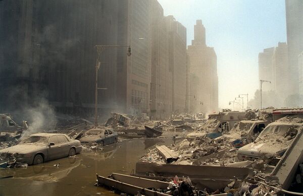 L’organisation terroriste Al-Qaïda* a revendiqué les attaques. Sur la photo: une rue du Lower Manhattan après l’effondrement des tours du World Trade Center. - Sputnik Afrique