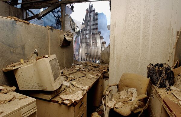 Un bureau détruit et une vue sur les ruines du World Trade Center à New York quelques jours après l’attentat terroriste. - Sputnik Afrique