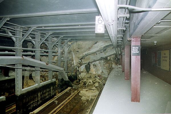 Beaucoup ont tenté de grimper sur les toits des tours dans l’espoir d’une évacuation par hélicoptère, mais la fumée et la chaleur des incendies ont rendu impossible l’utilisation de ces appareils. Sur la photo: tunnel du métro de New York détruit par l’effondrement des tours du World Trade Center. - Sputnik Afrique