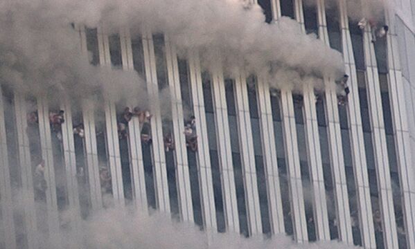Au moins 600 personnes sont mortes aux étages supérieurs du WTC2. Au moins 200 personnes, piégées aux étages supérieurs des tours, ont sauté, préférant cette option à la mort par le feu. Leur chute a été observée par de nombreux témoins. Sur la photo: des personnes aux étages supérieurs de la tour WTC1 après l’attentat terroriste. - Sputnik Afrique