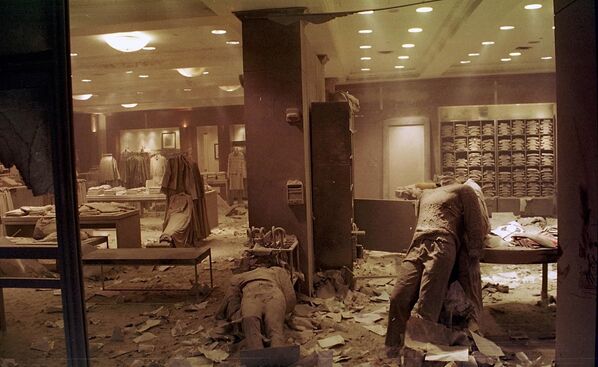 La combustion dans les décombres sur le site de l’effondrement des tours du WTC a continué pendant 99 jours supplémentaires. Le nettoyage complet de la zone n’a été achevé qu’en mars 2002. Sur la photo: magasin détruit au World Trade Center après l’attentat terroriste de New York. - Sputnik Afrique