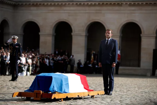 La veille, une cérémonie, dirigée par le Président Emmanuel Macron, a eu lieu aux Invalides. Le chef de l'État a prononcé un discours solennel dans lequel il a qualifié l'acteur de trésor national. À la fin de l’hommage, l'orchestre a interprété Chi Mai d'Ennio Morricone, qu’on entend dans le film Le Professionnel, qui a fait la renommée mondiale de Belmondo. La veille, une cérémonie, dirigée par le Président Emmanuel Macron, a eu lieu aux Invalides. Le chef de l'État a prononcé un discours solennel dans lequel il a qualifié l'acteur de trésor national. À la fin de l’hommage, l'orchestre a interprété Chi Mai d'Ennio Morricone, qu’on entend dans le film Le Professionnel, qui a fait la renommée mondiale de Belmondo. - Sputnik Afrique