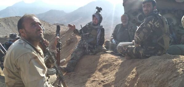 Selon Al Jazeera, quelques heures avant l'annonce faite par les nouveaux maîtres de Kaboul, dans la nuit de dimanche à lundi, le chef de la résistance Ahmad Massoud a déclaré sur Facebook qu'il était prêt à négocier avec les talibans* et à conclure un cessez-le-feu.  - Sputnik Afrique