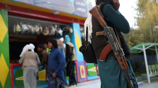 Боец Талибана* с винтовкой в парке развлечений в Кабуле - Sputnik Afrique