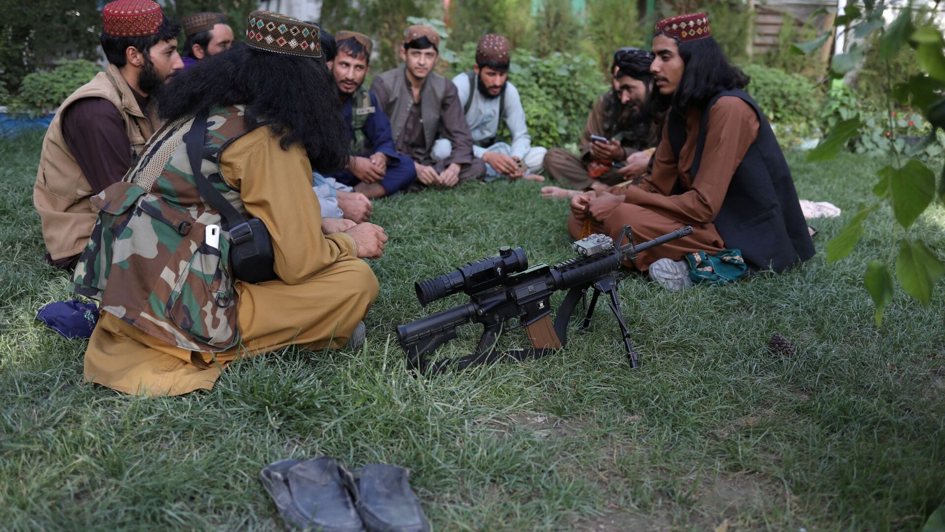 Бойцы Талибана* в парке развлечений в Кабуле  - Sputnik Afrique, 1920, 25.12.2021