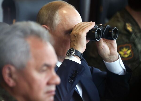 Le Président russe Vladimir Poutine et le ministre de la Défense Sergueï Choïgou sur le terrain d’entraînement Moulino, dans la région de Nijni Novgorod lors des exercices stratégiques conjoints Zapad 2021. - Sputnik Afrique