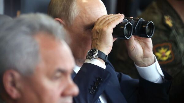 Президент РФ Владимир Путин во время основного этапа учений Запад-2021 на полигоне Мулино в Нижегородской области - Sputnik Afrique