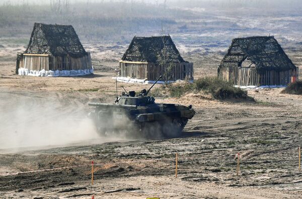Auparavant, le Président biélorusse Alexandre Loukachenko avait déclaré que la Biélorussie prévoyait d’acheter des armes russes pour plus d’un milliard de dollars et qu’il négociait la fourniture de systèmes de défense antiaérienne et antimissile S-400. Sur la photo: véhicule de combat d’infanterie russe BMP-2 lors des exercices Zapad 2021 sur le terrain d’entraînement Obouz-Lesnovski près de Baranovichi, en Biélorussie. - Sputnik Afrique