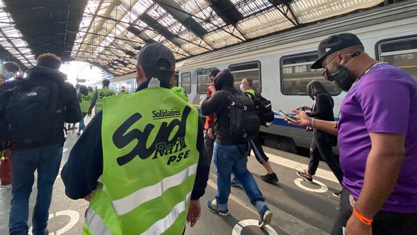 Action des cheminots de Sud Rail à la Gare de Lyon, alors qu’Emmanuel Macron y est présent pour les 40 ans du TGV, le 17 septembre 2021 - Sputnik Afrique