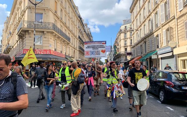 Dixième samedi de manifestations à Paris contre le pass sanitaire que Macron envisage d'alléger - Sputnik Afrique