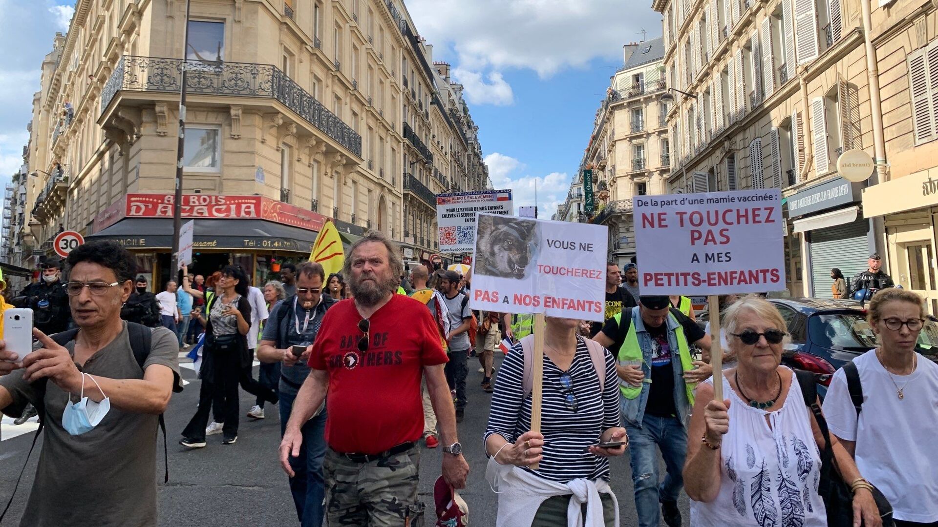 Dixième samedi de manifestations à Paris contre le pass sanitaire que Macron envisage d'alléger - Sputnik Afrique, 1920, 18.09.2021