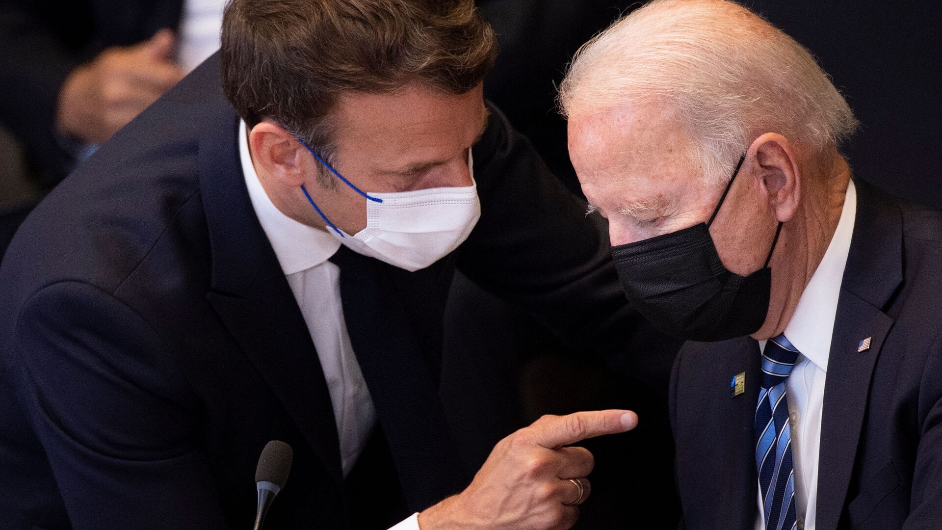 Emmanuel Macron et Joe Biden avant une réunion de l'Otan à Bruxelles, juin 2021  - Sputnik Afrique, 1920, 22.09.2021