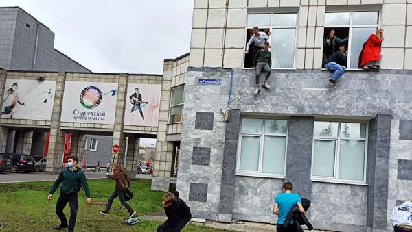 Des étudiants sautant par les fenêtres de l'Université d'État de Perm touchée par une fusillade le 20 septembre - Sputnik Afrique