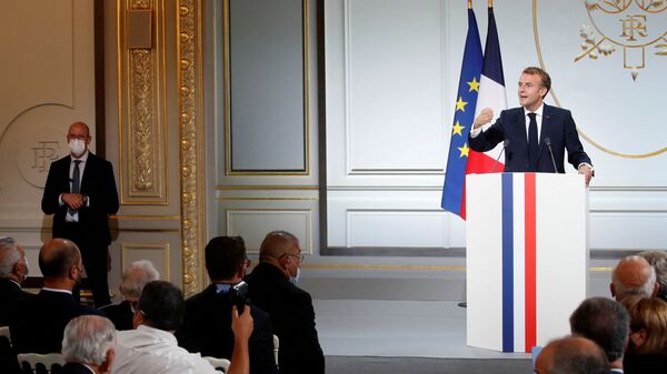 French president Emmanuel Macron delivers a speech during a ceremony in memory of the Harkis, Algerians who helped the French Army in the Algerian War of Independence, at the Elysee Palace in Paris, on September 20, 2021. (Photo by GONZALO FUENTES / POOL / AFP) - Sputnik Afrique