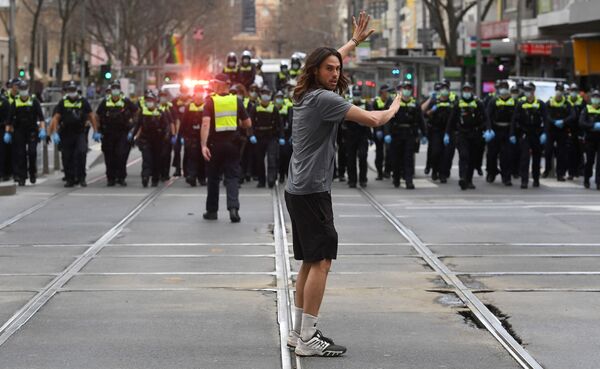 Selon la police de l’État du Victoria, au moins 1.000 personnes sont descendues dans les rues de Melbourne mercredi 22 septembre pour participer à une manifestation contre les restrictions sanitaires. - Sputnik Afrique
