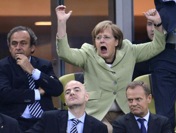 Angela Merkel est née à Hambourg le 17 juillet 1954, mais a passé son enfance et son adolescence en RDA, où son père, prêtre luthérien d&#x27;origine polonaise, a été muté peu après sa naissance. Après ses études de physique à l&#x27;université de Leipzig, Merkel travaille à l&#x27;Institut de chimie physique de l&#x27;Académie des sciences de la RDA.Sur la photo: Angela Merkel lors d’un match de football de l&#x27;Euro 2012 à Gdansk, en Pologne. - Sputnik Afrique