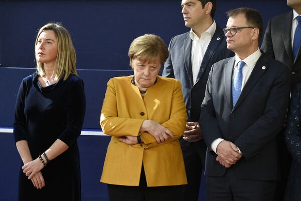 La carrière de Merkel se développait rapidement: en 1993, elle est devenue présidente de la CDU de Mecklembourg-Poméranie-Occidentale, en 1994, ministre fédéral de l’Environnement, en 1998, secrétaire général de la CDU, et en 2000, présidente du parti et du groupe parlementaire au Bundestag.Sur la photo: Angela Merkel lors du sommet de l&#x27;UE sur le Brexit à Bruxelles, 2019. - Sputnik Afrique