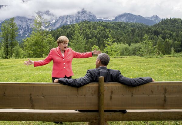 Pendant ses années dans l&#x27;opposition, alors que Gerhard Schröder était chancelier, Merkel a réussi à remettre de l&#x27;ordre au sein du parti. La campagne électorale de 2005 n&#x27;a duré que trois semaines, devenant la plus courte de l&#x27;histoire de l&#x27;Allemagne. À la suite de l&#x27;élection, le parti de Merkel a obtenu 35,2% des voix et celui de Schröder, 34,4%.Sur la photo: la chancelière allemande Angela Merkel et le Président américain Barack Obama à l&#x27;hôtel Schloss Elmau près de Garmisch-Partenkirchen, en Allemagne, lors du sommet du G7, 2015. - Sputnik Afrique