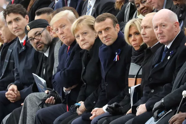 Le premier gouvernement de Merkel a réalisé l'objectif clé: en 2007, pour la première fois depuis la réunification du pays, le budget allemand est devenu excédentaire et le chômage a reculé. Mais déjà en 2008, Merkel a dû faire face à une crise financière et "sauver" non seulement l'Allemagne, mais aussi l'Europe.Sur la photo: Angela Merkel avec des chefs d'État étrangers lors de la cérémonie à l’occasion du centenaire de l’armistice de la Première Guerre mondiale à Paris, France, 2018. Le premier gouvernement de Merkel a réalisé l'objectif clé: en 2007, pour la première fois depuis la réunification du pays, le budget allemand est devenu excédentaire et le chômage a reculé. Mais déjà en 2008, Merkel a dû faire face à une crise financière et "sauver" non seulement l'Allemagne, mais aussi l'Europe.Sur la photo: Angela Merkel avec des chefs d'État étrangers lors de la cérémonie à l’occasion du centenaire de l’armistice de la Première Guerre mondiale à Paris, France, 2018. - Sputnik Afrique