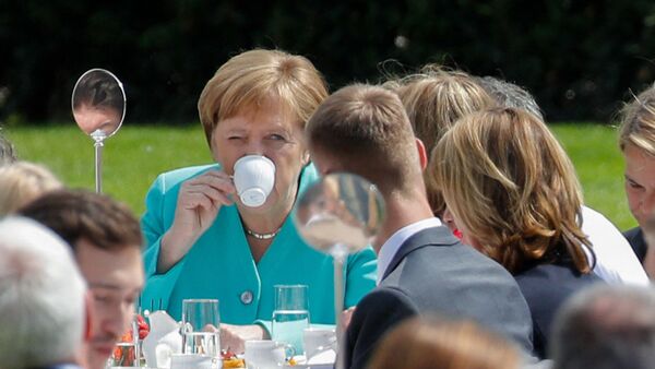 Канцлер Германии Ангела Меркель пьет кофе на мероприятии в Берлине  - Sputnik Afrique