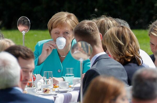 Angela Merkel lors de la réception à l&#x27;occasion du 70e anniversaire de la Constitution allemande dans le jardin du château de Bellevue à Berlin, Allemagne, 2019. - Sputnik Afrique