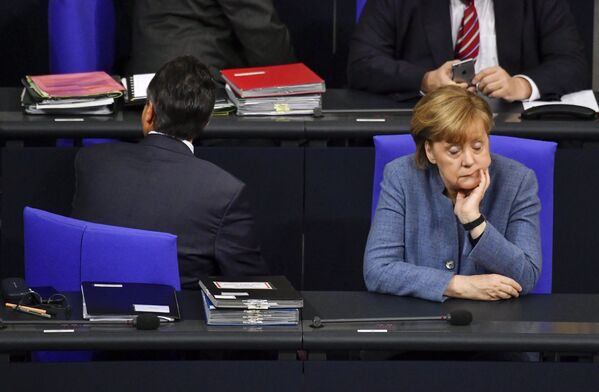La réélection de Merkel n&#x27;a posé aucun problème: le peuple allemand lui a fait confiance inconditionnellement. Lors d&#x27;un débat en 2013, Angela Merkel s&#x27;est adressée aux électeurs avec une phrase: &quot;Vous me connaissez&quot;. Ils la connaissaient en effet: Madame la Chancelière était prévisible et cohérente, ce qui convenait parfaitement à ses électeurs.Sur la photo : Angela Merkel au Bundestag, Berlin, Allemagne, 2017. - Sputnik Afrique