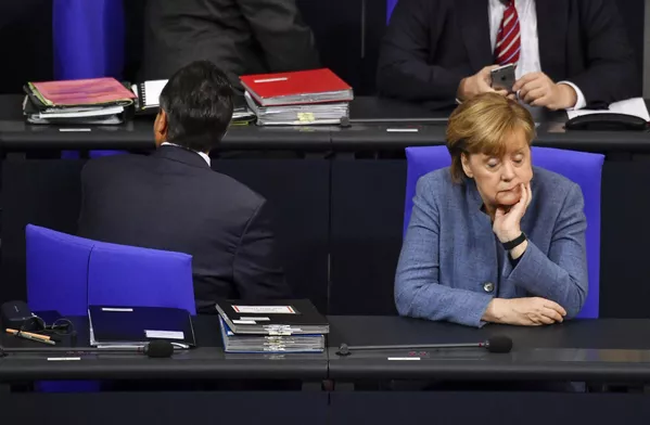 La réélection de Merkel n'a posé aucun problème: le peuple allemand lui a fait confiance inconditionnellement. Lors d'un débat en 2013, Angela Merkel s'est adressée aux électeurs avec une phrase: "Vous me connaissez". Ils la connaissaient en effet: Madame la Chancelière était prévisible et cohérente, ce qui convenait parfaitement à ses électeurs.Sur la photo : Angela Merkel au Bundestag, Berlin, Allemagne, 2017. La réélection de Merkel n'a posé aucun problème: le peuple allemand lui a fait confiance inconditionnellement. Lors d'un débat en 2013, Angela Merkel s'est adressée aux électeurs avec une phrase: "Vous me connaissez". Ils la connaissaient en effet: Madame la Chancelière était prévisible et cohérente, ce qui convenait parfaitement à ses électeurs.Sur la photo : Angela Merkel au Bundestag, Berlin, Allemagne, 2017. - Sputnik Afrique