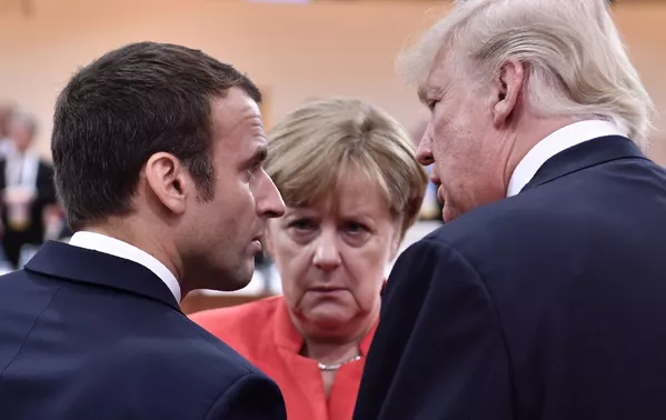 Les réformes les plus notables du gouvernement Merkel sont la suppression du service militaire obligatoire, le refus de l'énergie nucléaire et la loi sur le mariage homosexuel.Sur la photo: la chancelière allemande Angela Merkel, le Président américain Donald Trump et le Président français Emmanuel Macron lors du sommet du G20 à Hambourg, Allemagne, 2017. Les réformes les plus notables du gouvernement Merkel sont la suppression du service militaire obligatoire, le refus de l'énergie nucléaire et la loi sur le mariage homosexuel.Sur la photo: la chancelière allemande Angela Merkel, le Président américain Donald Trump et le Président français Emmanuel Macron lors du sommet du G20 à Hambourg, Allemagne, 2017. - Sputnik Afrique