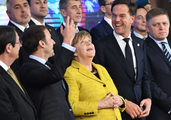 L'"ère de Merkel", qui a duré 16 ans, était, bien sûr, d'une grande importance pour l'Allemagne, dont le prestige en Europe s'était considérablement accru pendant cette période. Ainsi, en 2008, pendant la crise économique, le pays a assumé un rôle de premier plan au sein de l'UE. Selon les analystes politiques, cela a été possible grâce à la délicatesse de Merkel, qui a combiné une "culture de retenue" avec une "culture de responsabilité".Sur la photo: la chancelière allemande Angela Merkel avec des chefs d'État étrangers lors d'une réunion en marge du sommet de l'UE à Bruxelles, 2017. L'"ère de Merkel", qui a duré 16 ans, était, bien sûr, d'une grande importance pour l'Allemagne, dont le prestige en Europe s'était considérablement accru pendant cette période. Ainsi, en 2008, pendant la crise économique, le pays a assumé un rôle de premier plan au sein de l'UE. Selon les analystes politiques, cela a été possible grâce à la délicatesse de Merkel, qui a combiné une "culture de retenue" avec une "culture de responsabilité".Sur la photo: la chancelière allemande Angela Merkel avec des chefs d'État étrangers lors d'une réunion en marge du sommet de l'UE à Bruxelles, 2017. - Sputnik Afrique