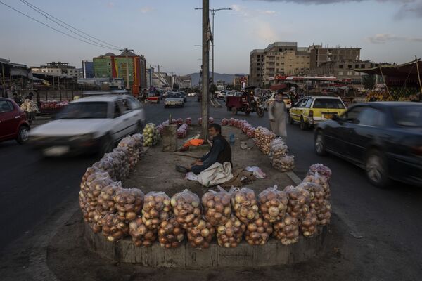 Un Afghan vend des fruits dans une rue de Kaboul. - Sputnik Afrique