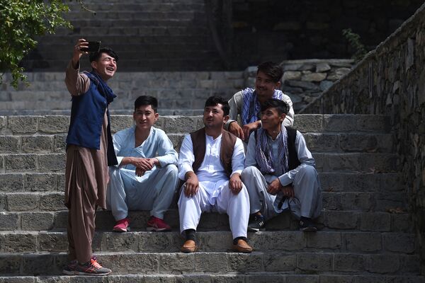 On ne voit non plus presque pas d’hommes en vêtements européens à Kaboul. Les gens ont peur des talibans* et ne veulent pas attirer l’attention.Sur la photo: des Afghans dans un parc à Kaboul. - Sputnik Afrique