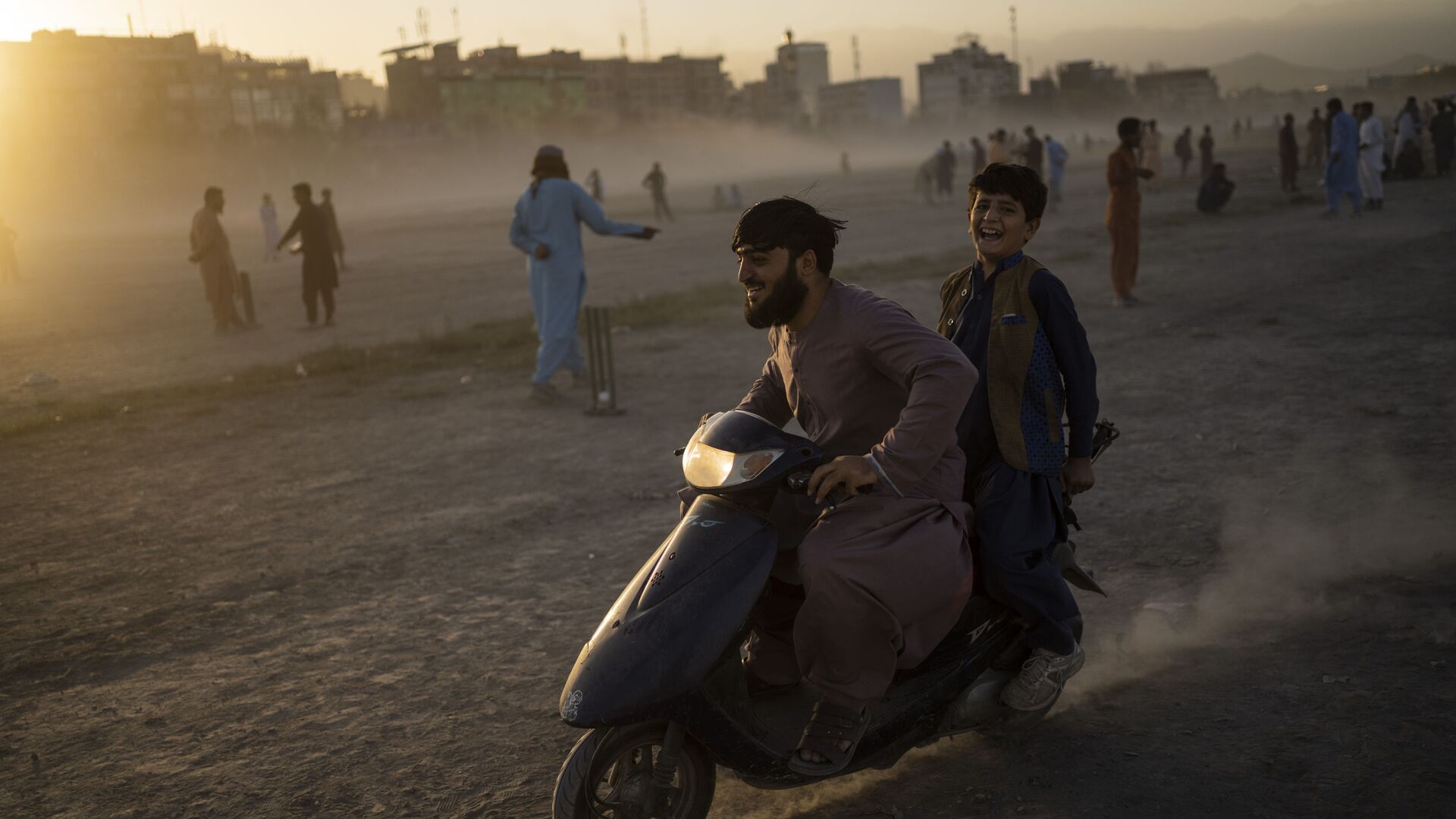 Афганцы катаются на скутере в парке Чаман-э-Хозари в Кабуле - Sputnik Afrique, 1920, 25.09.2021