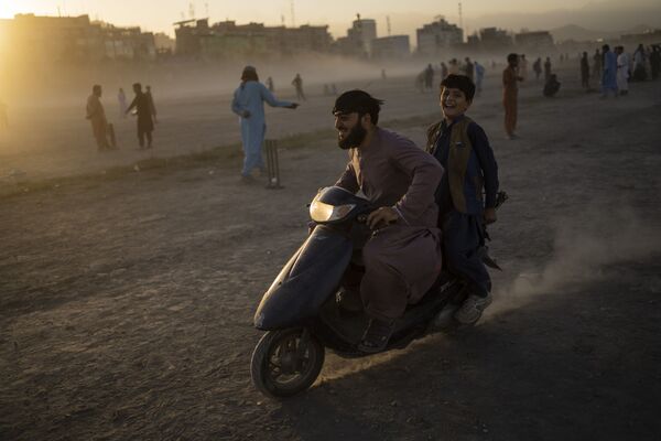 Des Afghans font du scooter dans le parc Chaman-e-Hozari à Kaboul. - Sputnik Afrique