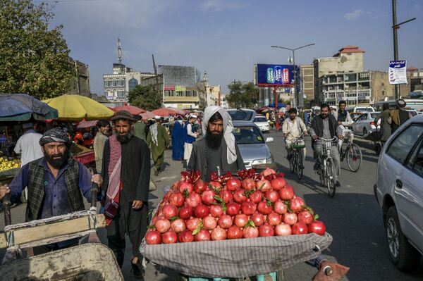 Vendeur de grenades sur un marché à Kaboul - Sputnik Afrique