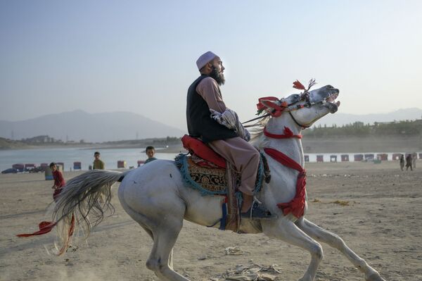 Un taliban* à cheval sur les bords du lac de retenue de Qargha près de Kaboul. - Sputnik Afrique