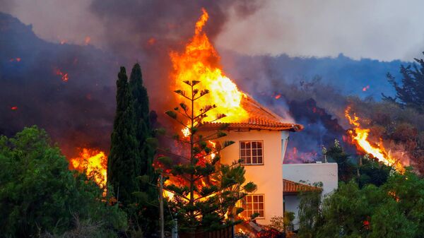 Дом горит из-за лавы в результате извержения вулкана на Канарском острове Ла Пальма - Sputnik Afrique