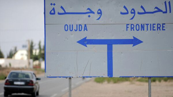 Panneau routier près de la frontière entre le Maroc et l’Algérie - Sputnik Afrique
