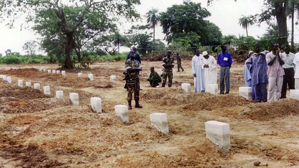 Des civils et militaires sénégalais participent à une cérémonie au cimetière commun de Kantene où sont enterrées les victimes du bateau Joola - Sputnik Afrique