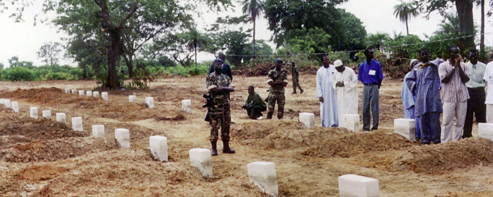 Des civils et militaires sénégalais participent à une cérémonie au cimetière commun de Kantene où sont enterrées les victimes du bateau Joola - Sputnik Afrique, 1920, 27.09.2021