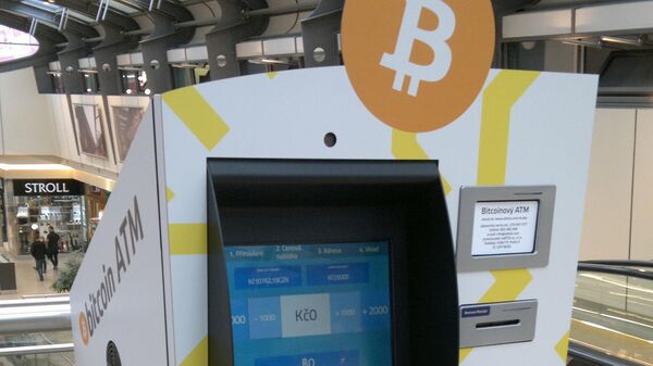 Un guichet automatique bancaire permettant d'effectuer des opérations avec le bitcoin, Brno, Tchéquie - Sputnik Afrique