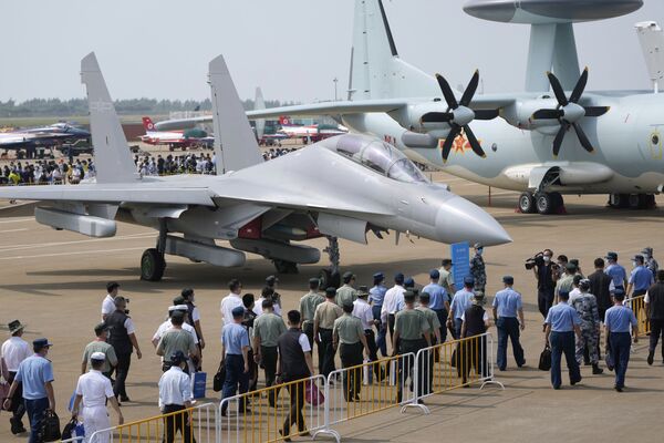 Le nouvel avion de guerre électronique J-16D et le nouveau drone de reconnaissance et de patrouille maritime WZ-7 seront présentés pour la première fois au public.Sur la photo: visiteurs devant l&#x27;avion de guerre électronique J-16D au salon Airshow China 2021 à Zhuhai, en Chine. - Sputnik Afrique
