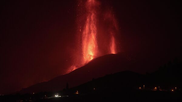 La lave jaillissant du volcan Cumbre Vieja, sur l'île espagnole de La Palma - Sputnik Afrique