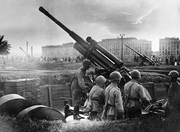 Malgré les premières victoires, pour le commandement allemand, la guerre contre l&#x27;URSS s&#x27;est développée selon un scénario différent des opérations militaires contre d&#x27;autres pays. Le plan Barbarossa supposait que Moscou serait prise au cours des 10 à 12 premières semaines de la guerre. Mais l&#x27;Armée rouge a opposé une résistance acharnée et, au début de la bataille de Moscou, la guerre durait déjà depuis plus de trois mois.Sur la photo: dans le parc Gorki à Moscou, septembre 1941. - Sputnik Afrique