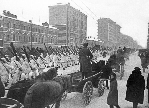 Le 7 novembre 1941, au milieu de la bataille de Moscou, un défilé a eu lieu sur la place Rouge à l’occasion du 24e anniversaire de la révolution d&#x27;Octobre. Après la cérémonie, les soldats sont partis directement au front. - Sputnik Afrique