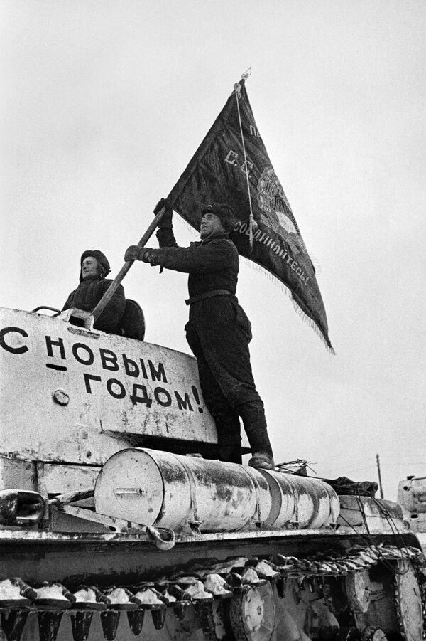 En décembre 1941, une contre-attaque soviétique commence près de Moscou. L&#x27;Armée rouge réussit à contrecarrer le plan du blitzkrieg et, le 1er février 1942, les unités allemandes ont été repoussées à une distance de 80 à 250 km. Les régions de Toula, de Riazan et de Moscou, ainsi que de nombreux territoires des régions de Kalinin, de Smolensk et d’Orel ont été complètement libérés.Sur la photo: un soldat soviétique met la bannière de son unité sur un char, 31 décembre 1941. - Sputnik Afrique