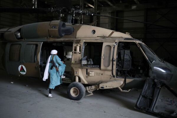 De 2006 à 2021, Bagram a été la plus grande base de l&#x27;armée de l&#x27;air américaine en Afghanistan et l’un des plus importants sites militaires américains à l’étranger. La 455e Expeditionary Wing de l&#x27;US Air Force était basée à Bagram.Sur la photo: des talibans* montent à bord d&#x27;un hélicoptère à la base aérienne de Bagram. - Sputnik Afrique