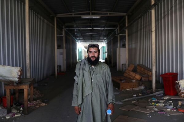 La base aérienne de Bagram est un aérodrome militaire en Afghanistan près de la ville de Bagram, dans la province de Parwan, à 47 km au nord de Kaboul.Sur la photo: un taliban*, ancien prisonnier, pose à la base aérienne de Bagram. - Sputnik Afrique