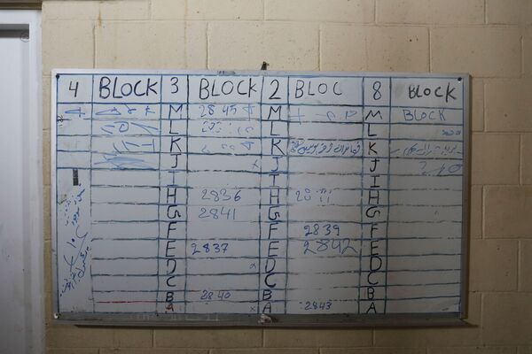 Une grille sur un mur de la prison de la base aérienne de Bagram. - Sputnik Afrique