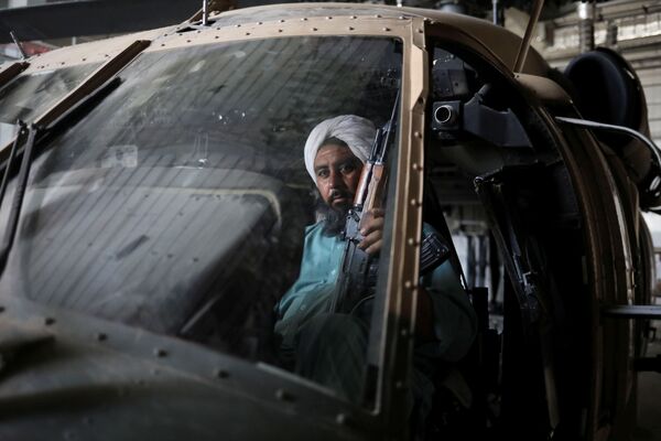 Depuis le 15 août, la base aérienne est sous le contrôle des talibans* qui ont pris le pouvoir dans le pays. - Sputnik Afrique